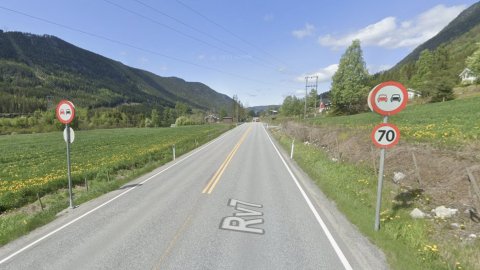 Nå er det likevel ikke lovlig å sove mens man kjører bil